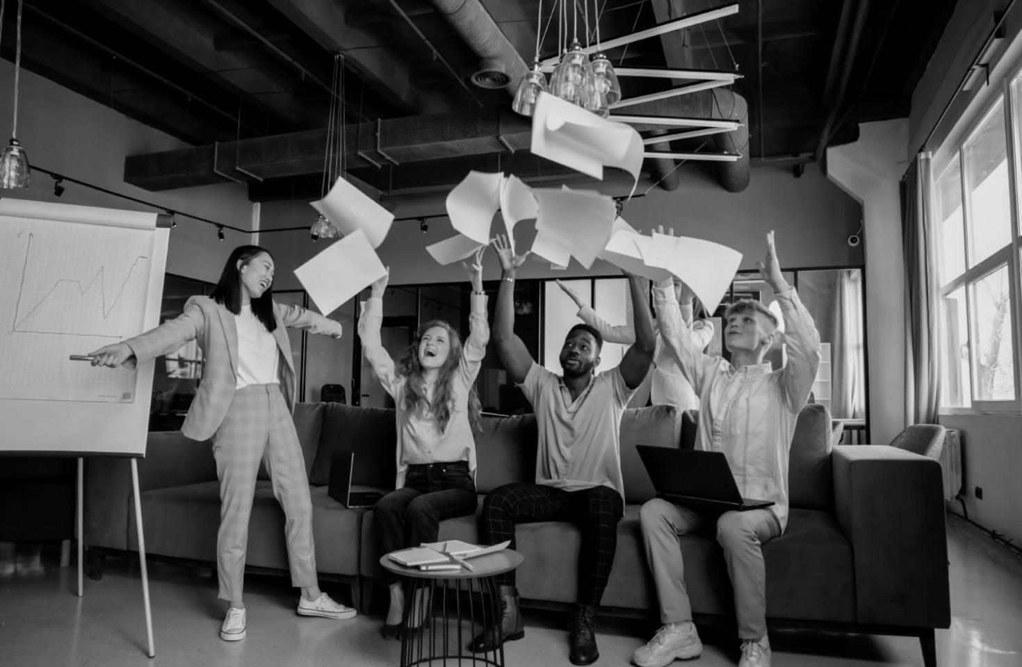 Schreibtisch mit Content-Materialien