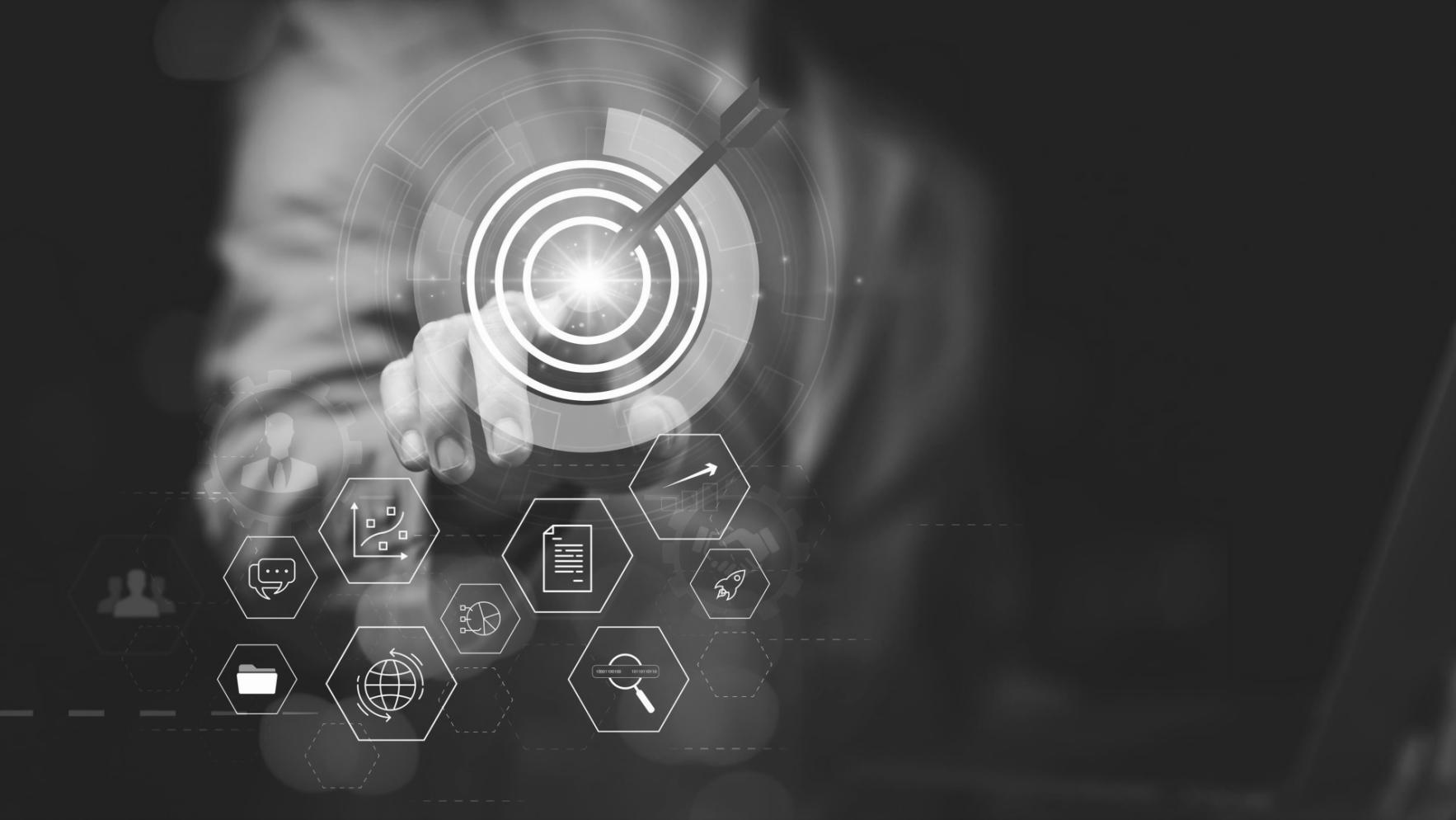 Teilnehmerin arbeitet an Content-Optimierung auf Laptop